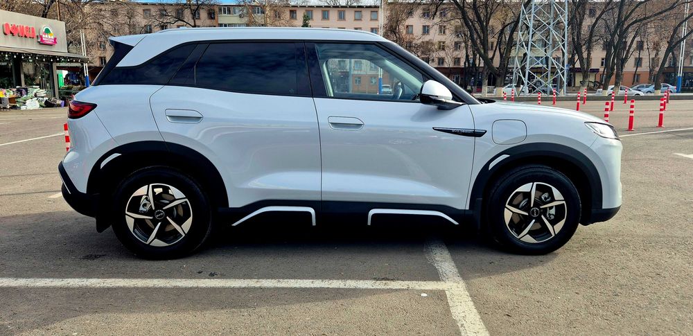 BYD Yuan UP Flagship Eng full pozitsiyada