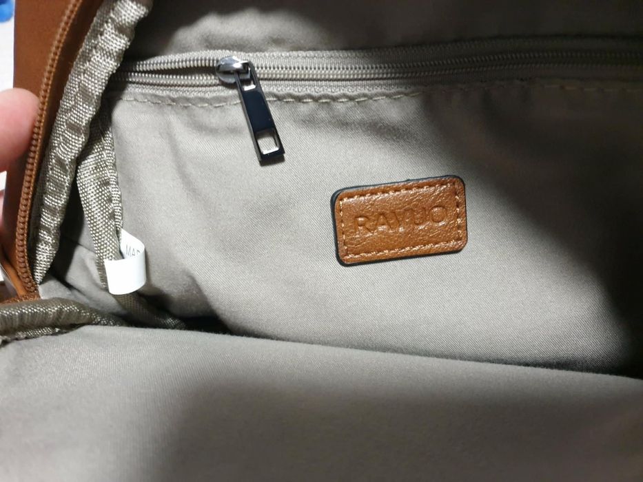 Нова. Дамска  оригинална раница/чанта за през рамо (sling bag) на марката RAVUO.