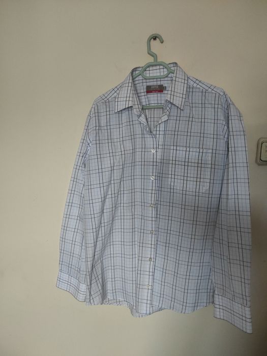 cămăși cu mânecă scurtă sau lungă cu mărimi diferite și modele diferit