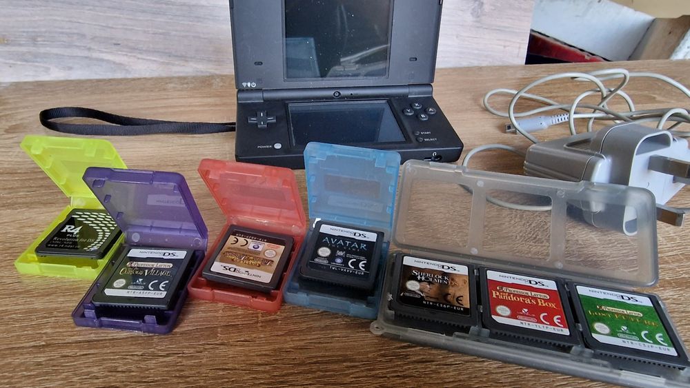 Конзола NINTENDO DS ,зарядно и игри