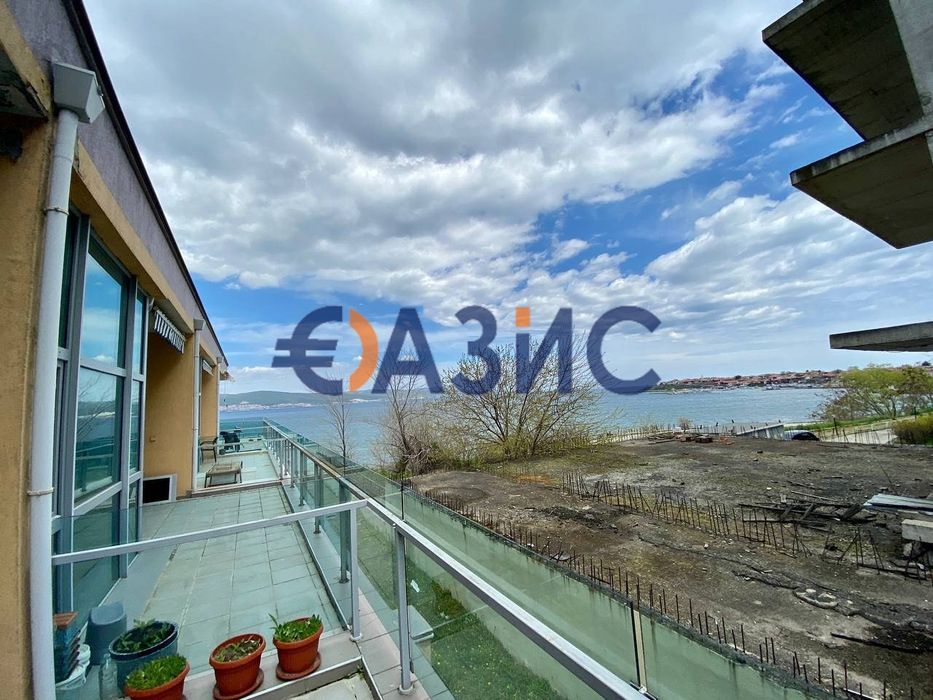 Просторен апартамент с 1 спалня на първа линия море, комплекс