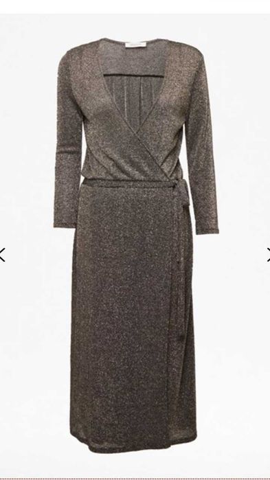 Нова блестяща коктейлна рокля с прихлупване и дълбоко деколте