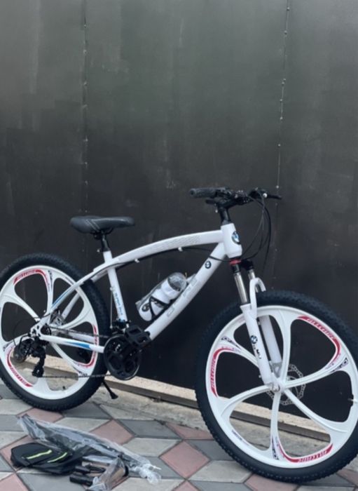 Летний, абсолютно новый велосипед.