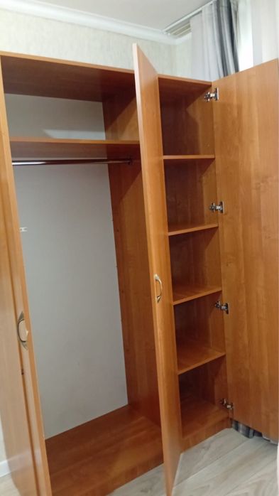 Продам шкаф с настенной полкой
