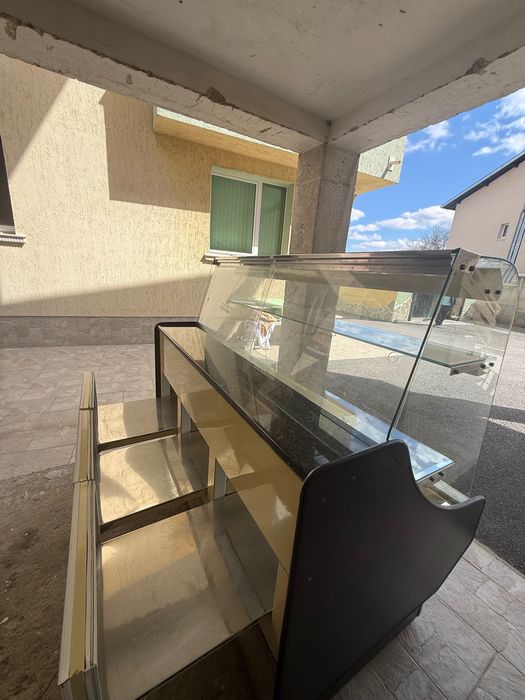 Хладилна витрина Айсберг 93, хоризонтална - 150 см, гранитен плот, извито стъкло, чекмеджета, отлична