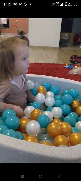 Piscina cu 200 de bile