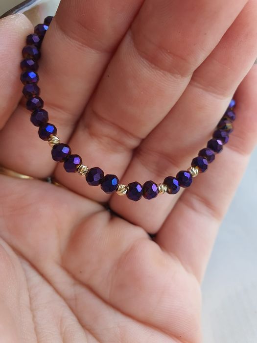 Bratara cu bilute din aur 14 K si cristale violet, cu snur ajustabil.