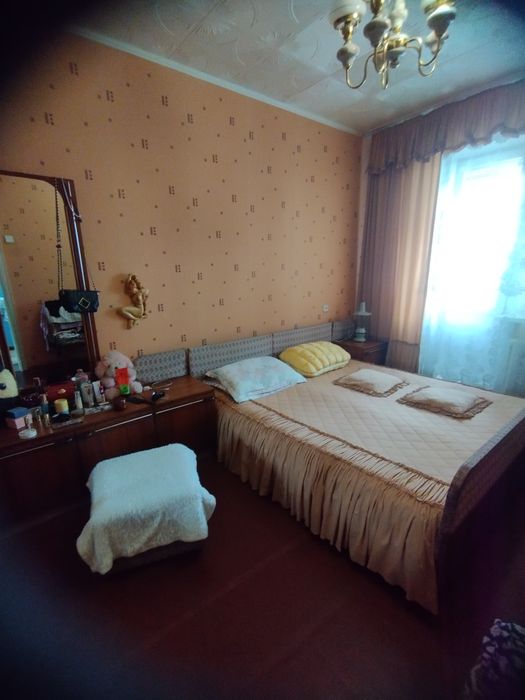 Продам 2 кровати 2 тумбочки и трюмо
