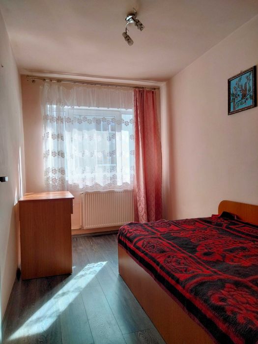 Închiriez apartament 3 camere etaj 3 zona Lama