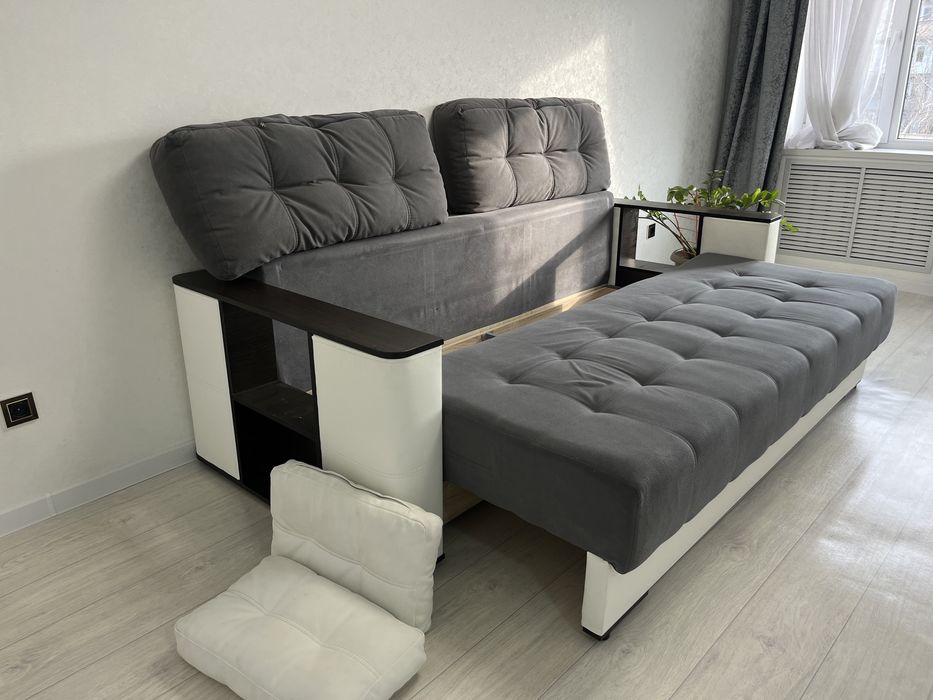 Диван с подушками