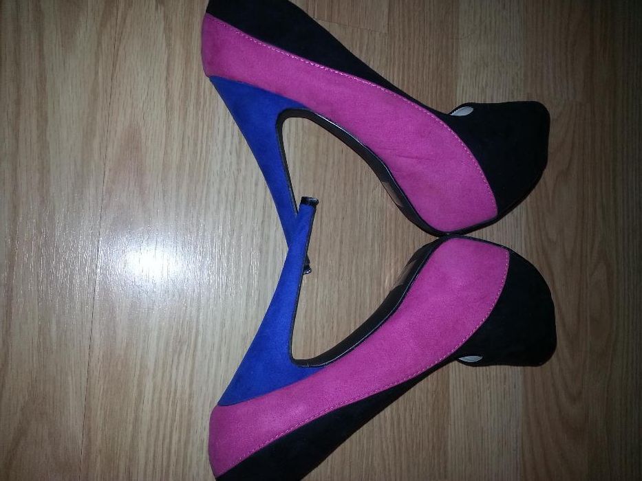 затворени ниски и обувки на ток