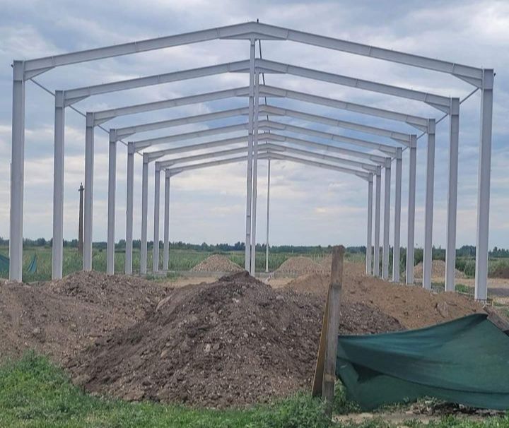 Vând hală metalică de pe stoc 11 m lățime cu 25 lungime 4 m la ștrasină cu tot cu montaj la super preț facem și alte mărimi orice mărime care dorește