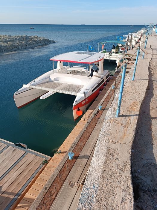 Прогулочный катамаран.