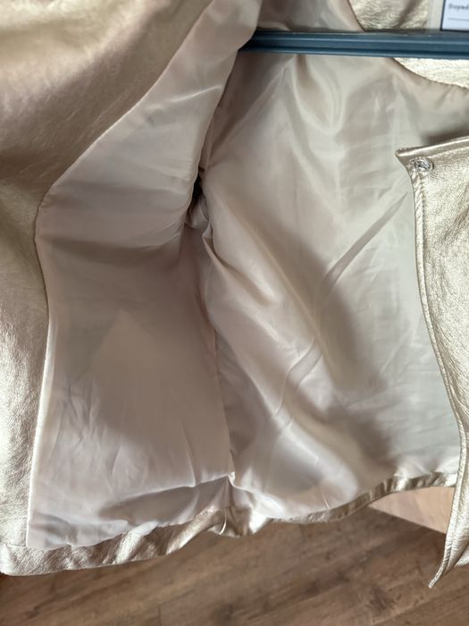 Легкая и красивая куртка для девочки