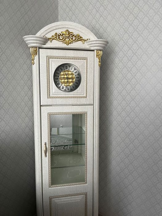 Продам шкаф с часами