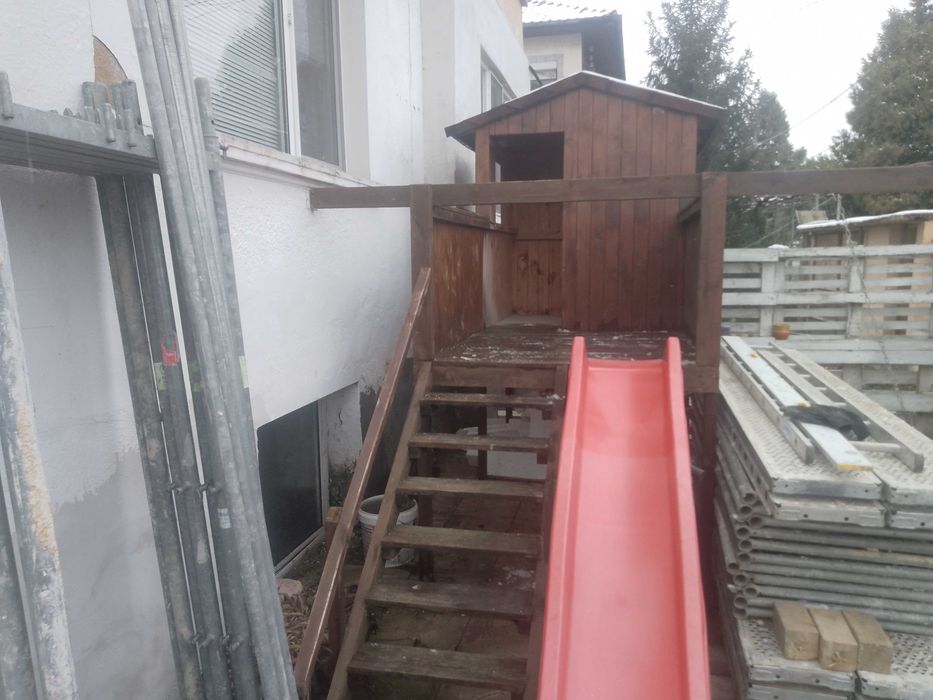 Детска къщичка с пързалка и люлки