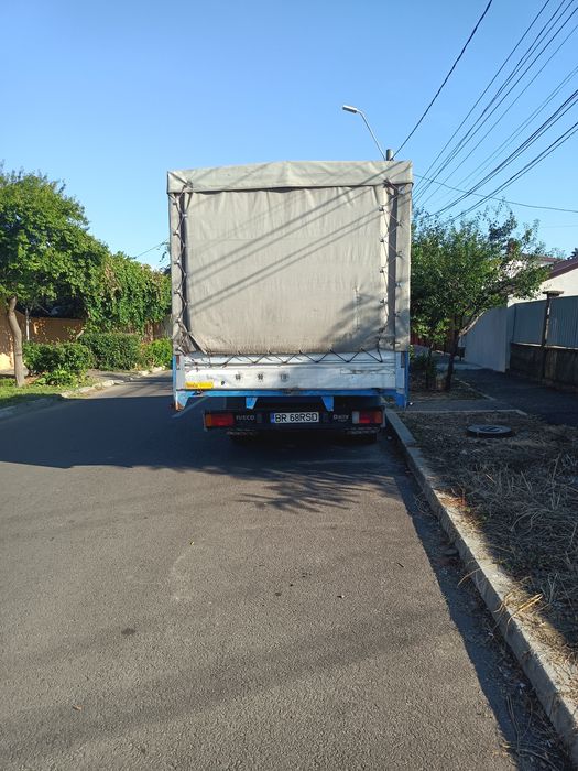 Camionetă cu prelată