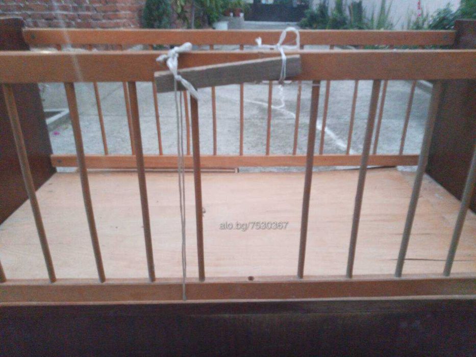 Стара бебешка кушетка