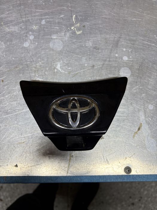 Toyota Estima значек под камеру