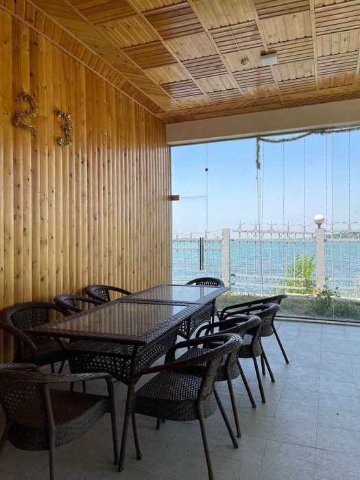 Топчаны, беседки и пикник на берегу Ташморе в зоне отдыха БРИЗ