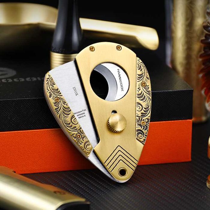 Подаръчен комплект от пепелник,запалка,ножица,туба,стойка за пури
