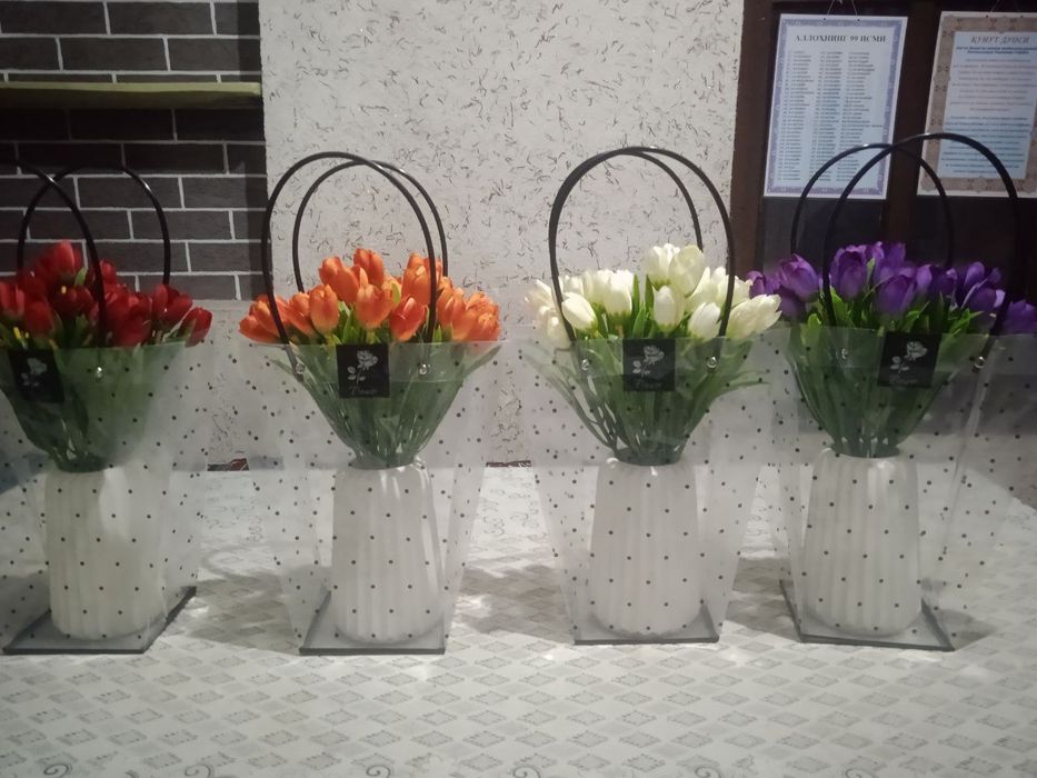 Sovgʻa uchun sunʼiy gullar. Lola podarichniy sumkasi bilan.