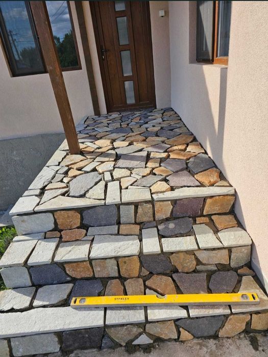 Vând piatră naturală de munte poligonală și montez