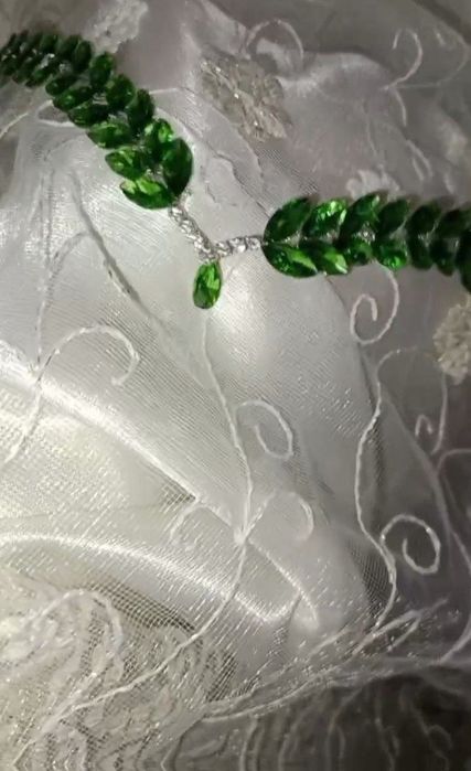 Yashil toshlar bilan ishlangan gózal Diadema