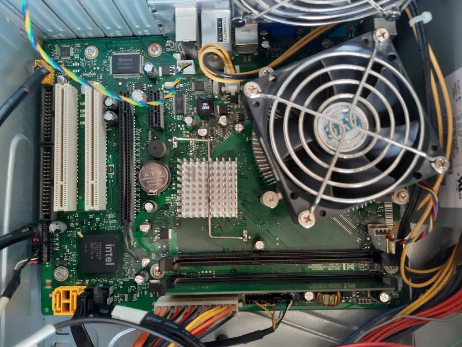 Kompyuter sotiladi / Продается компютер