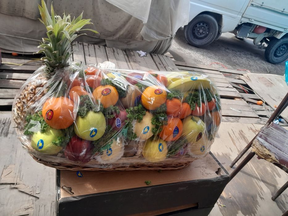 Фрукты корзина .