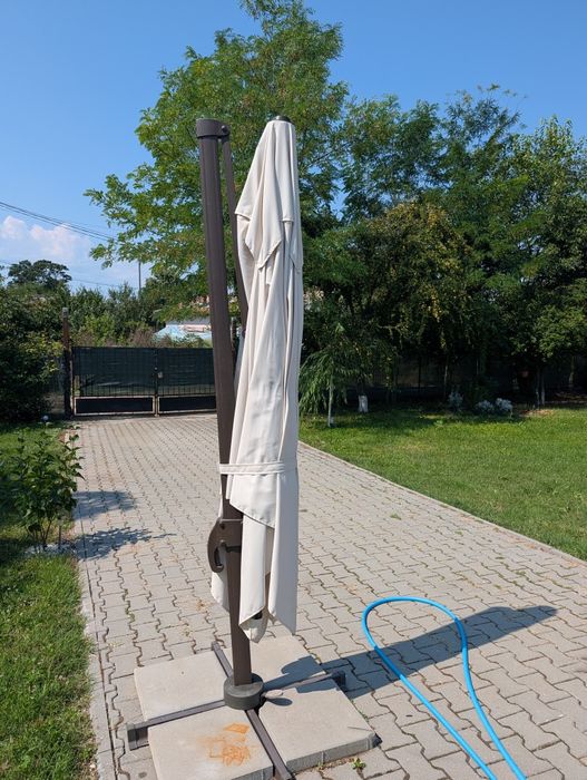 Umbrelă de grădină / terasă 3x3m, tip banană (cu picior lateral), Foarte Trainică & Robustă