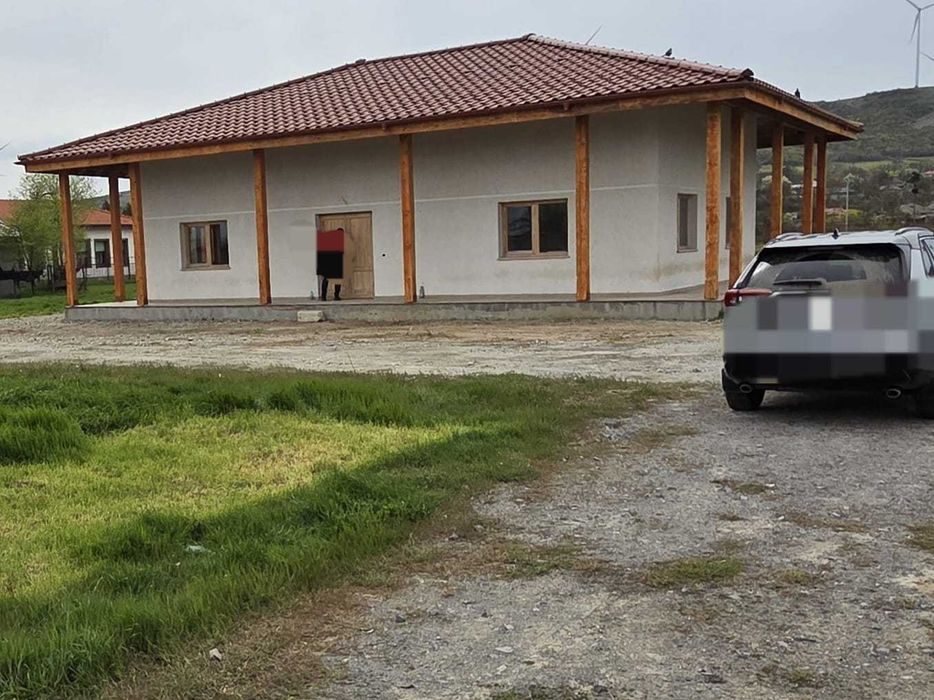 Casa noua 100 mp utili, in centru Agighiol, cu teren 1400 mp, apa, canalizare, racord electric trifazic (TVA deductibil integral !)