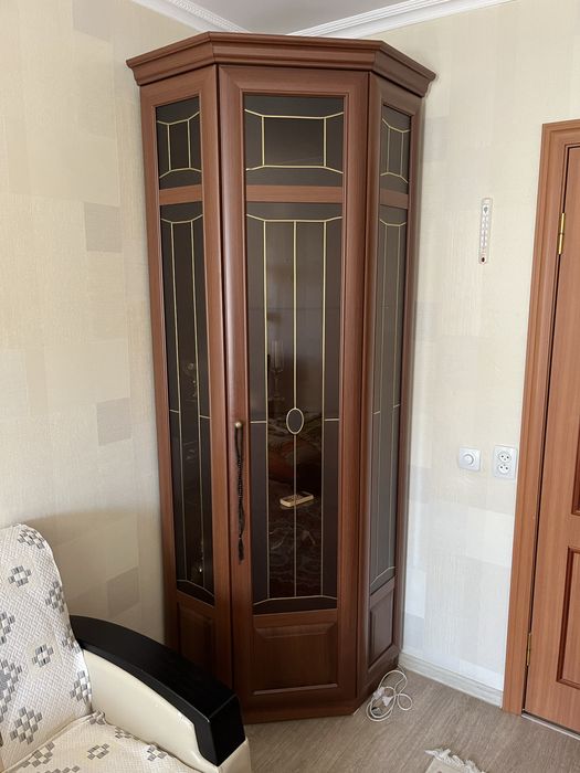 Продается угловой шкаф для посуды (сервант)