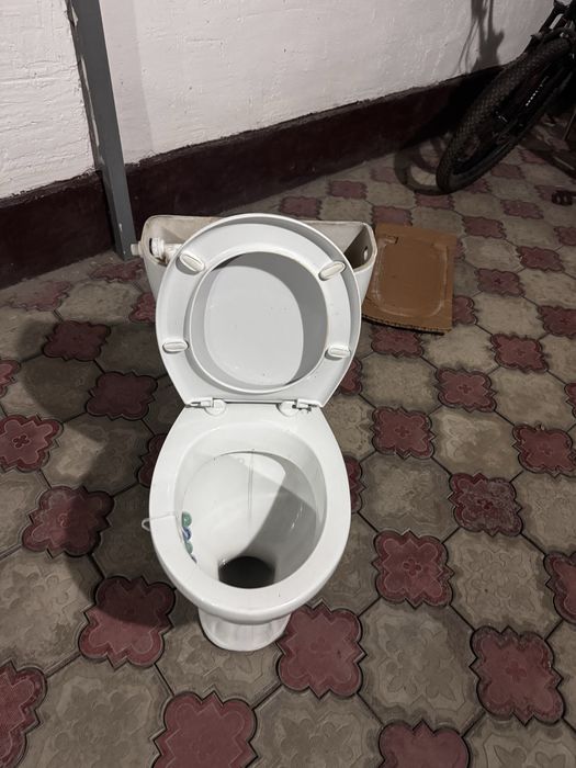 Продам унитаз с бочком