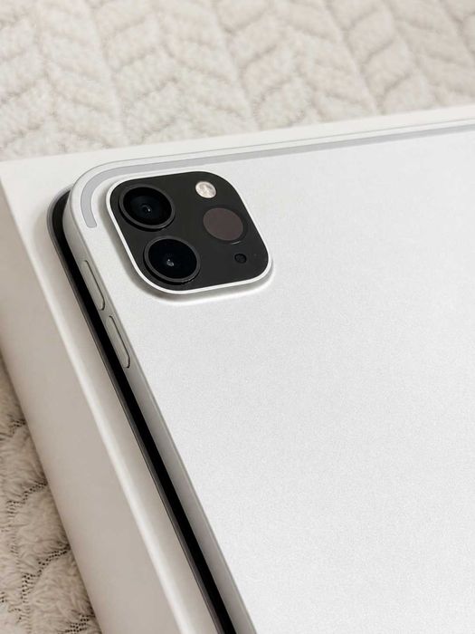 Apple iPad Pro 11” + клавиатура, зарядно и кутия