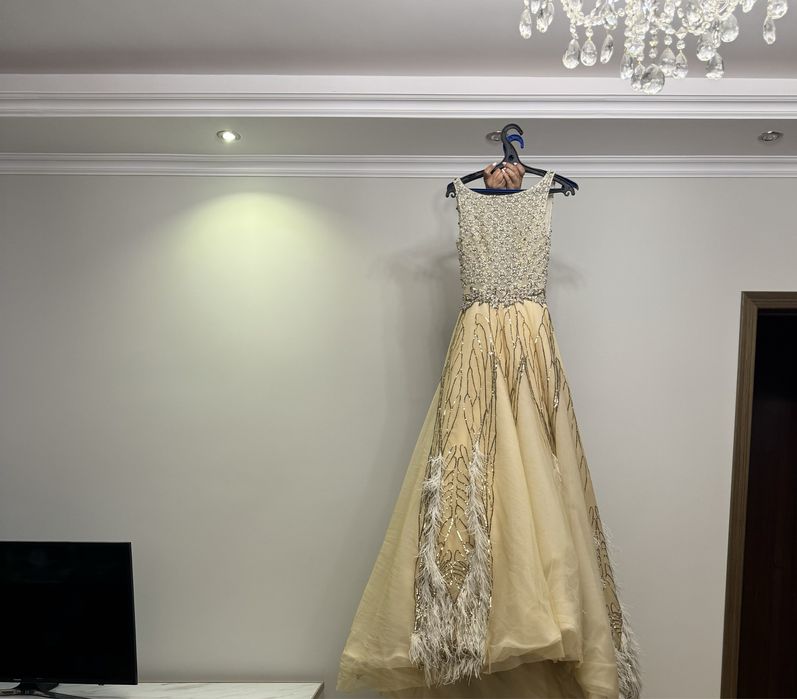 Продам очень красивое платье, со шлейфом