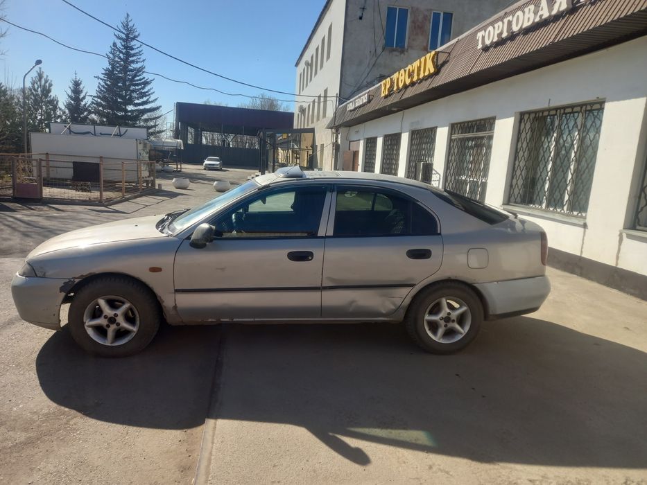 Продаю машину Mitsubishi carisma