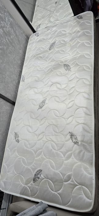 Продам матрас в отличном состоянии 90*200см