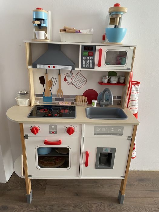 Bucătărie (jucărie) de lemn cu tot cu accesorii