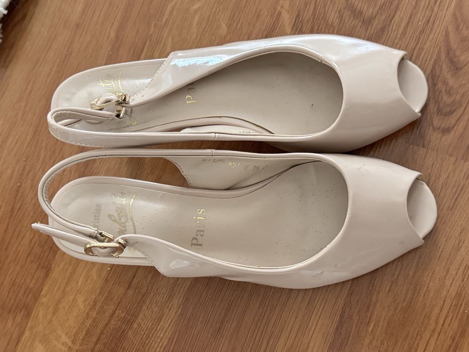 Продаются бежевые туфли