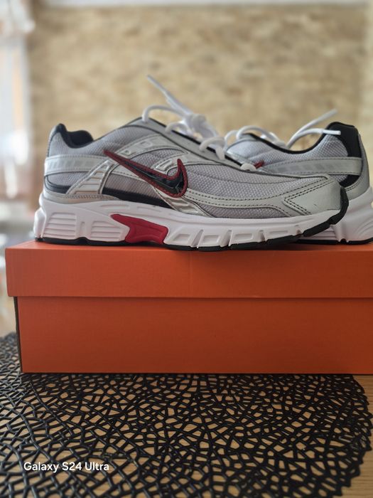 Adidași.    Nike