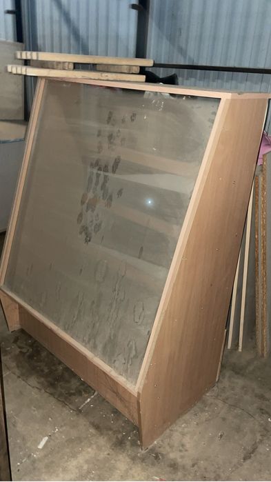 Продам полки и витрины для магазина