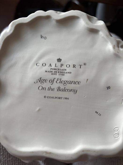 Порцеланова фигурка на дама на Coalport (ОК)