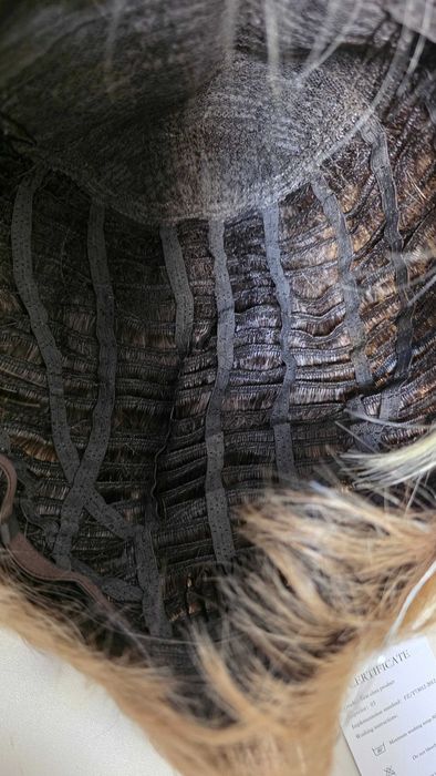 Perucă Haircube scurtă pixie blond cenușiu cu rădăcini închise – nouă