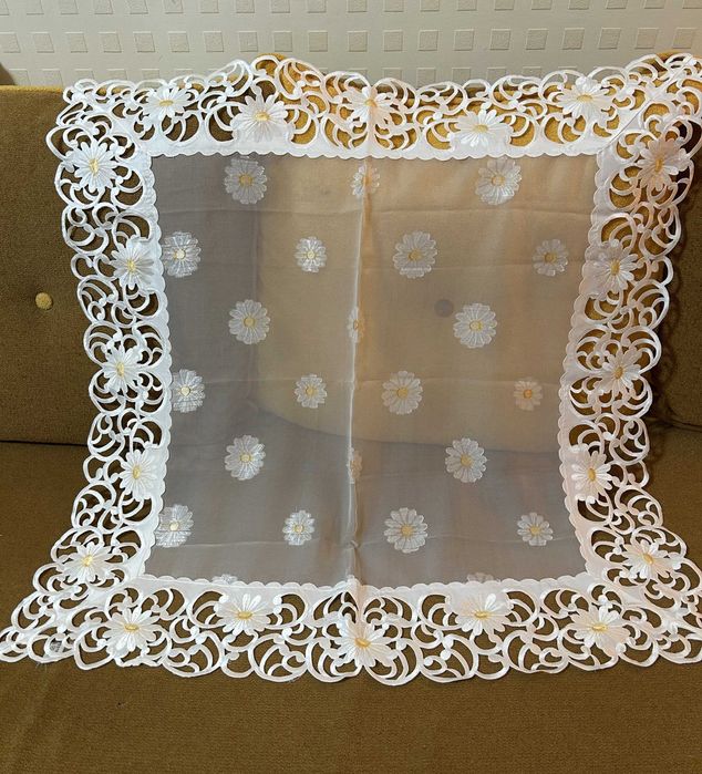 Кружевная скатерть-салфетка 90х90 см, вышитая перфорированная