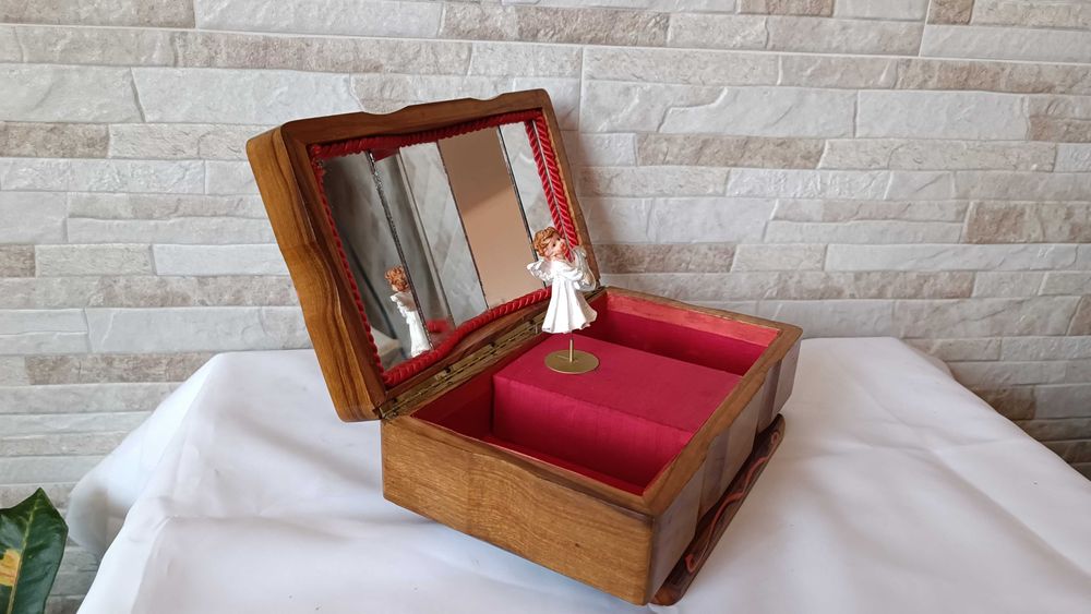 Стара дървена музикална кутия за бижута