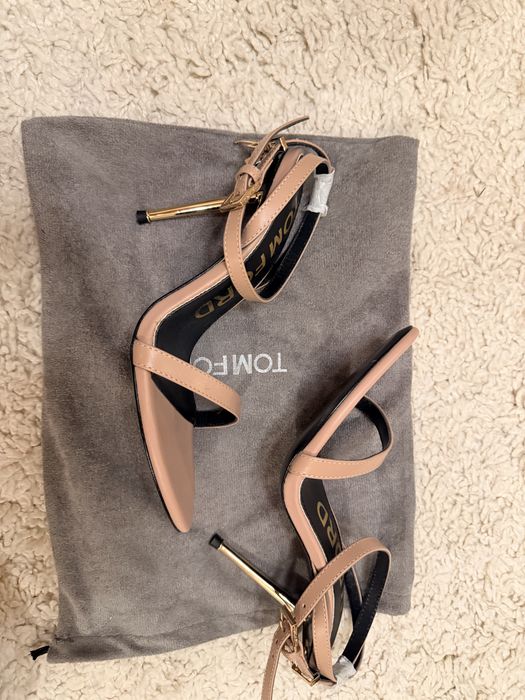 Sanda dama Tom Ford roz