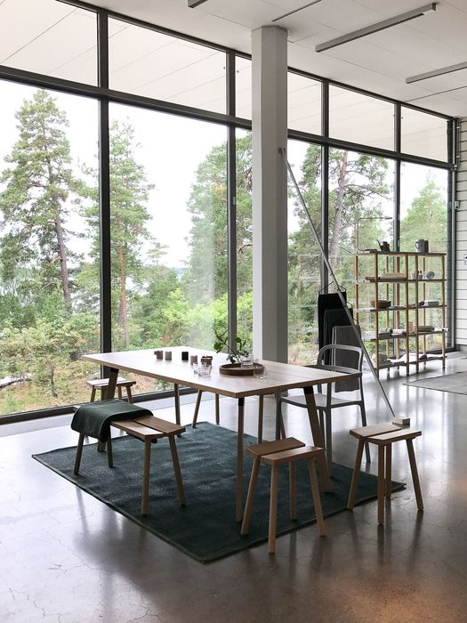 Трапезна маса от лимитираната колекция на IKEA x HAY