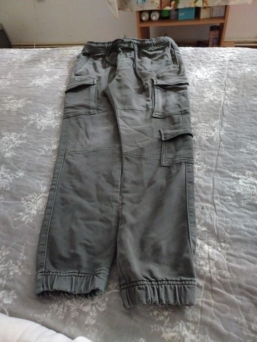 Blugi băieți, purtați de câteva ori, stare buna, cu buzunare pe picior