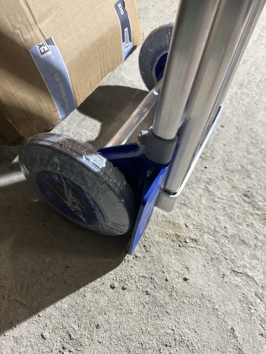 Чисто нова количка за пренос на багаж